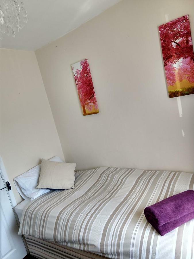 Rowe Gardens - Self Catering - Guesthouse Style - Comfortable Twin Or Double Rooms - Quiet Residential Area Workington Exteriör bild